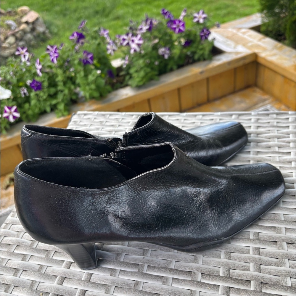 AEROSOLES Black Leather Heels